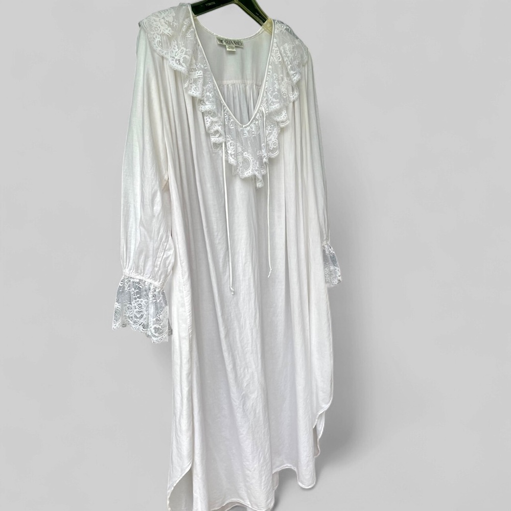Elegant White Lace Trimmed Women's Rob